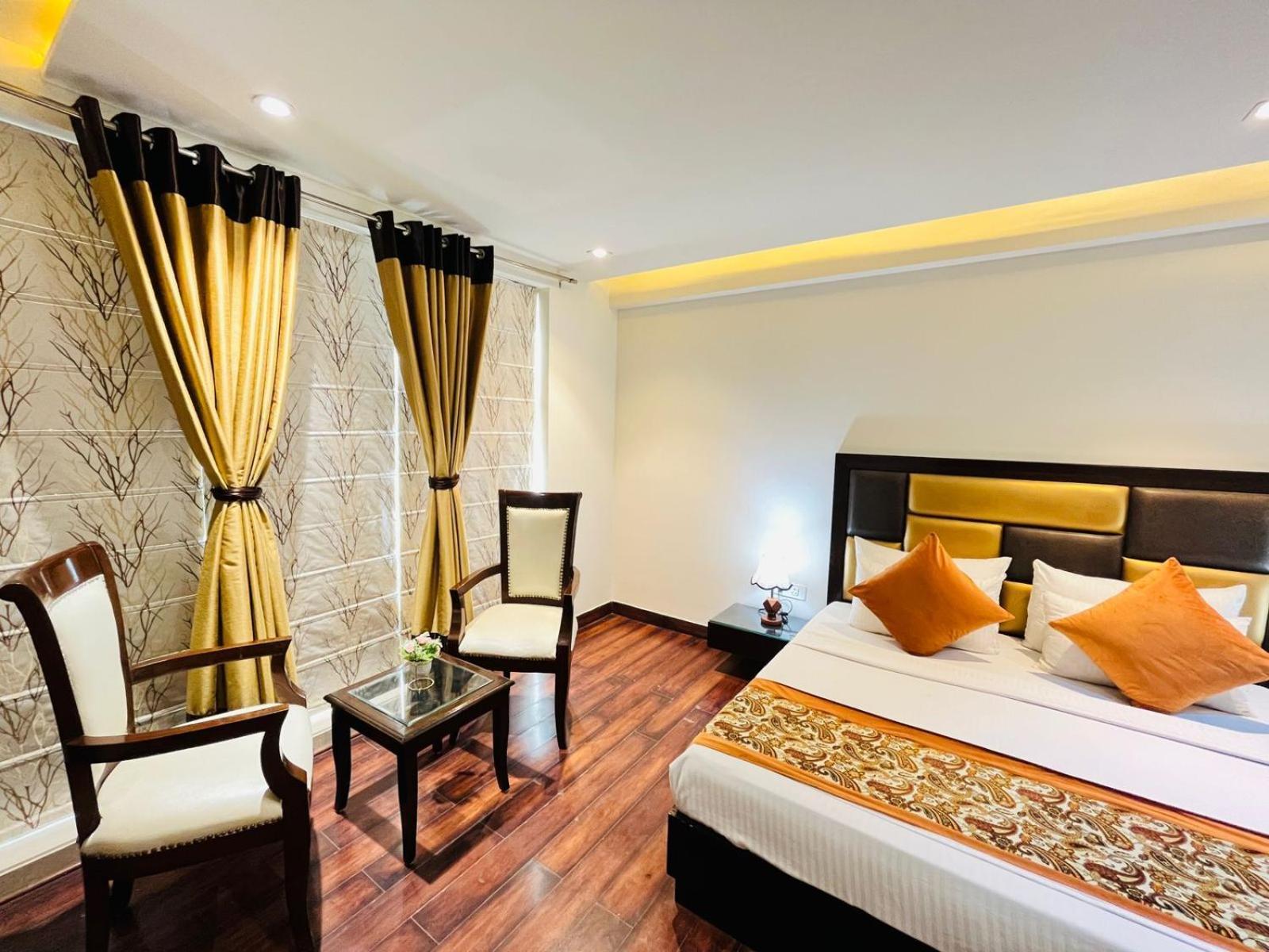 Veer Palace Park 3*
