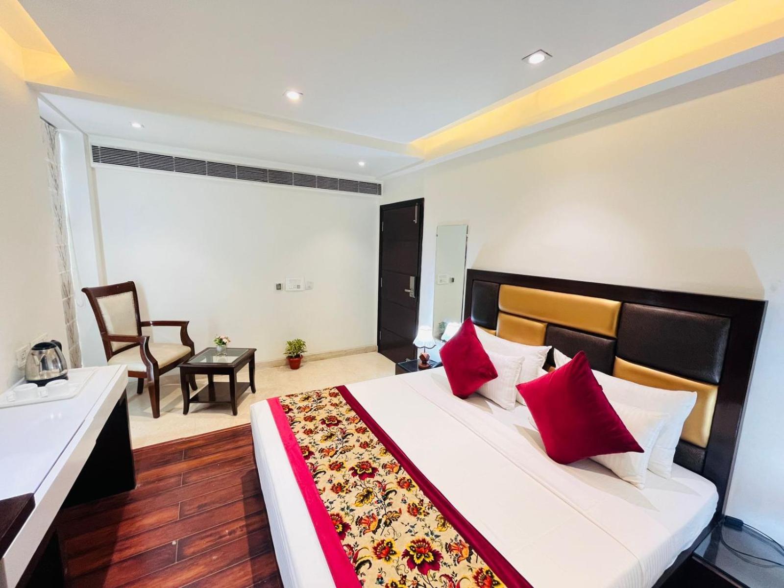 Veer Palace Park Hotel 3*